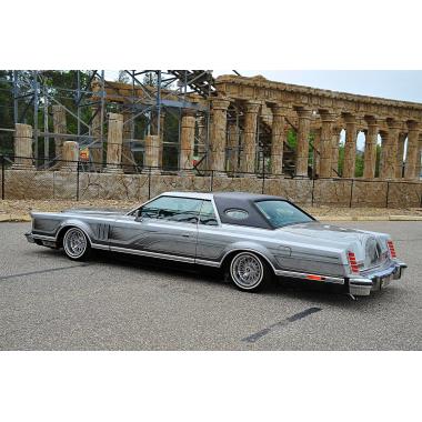 Auto World 1979 Lincoln Continental Lowrider Silver