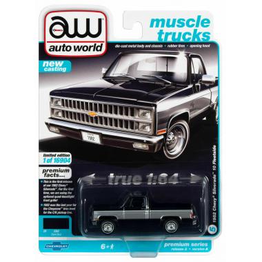 Auto World Chevy Silverado 10 1982 Blue w/ Silver