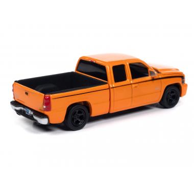 Auto World 2006 Chevy Silverado SS (AW Exclusive) 1:64 Scale Diecast